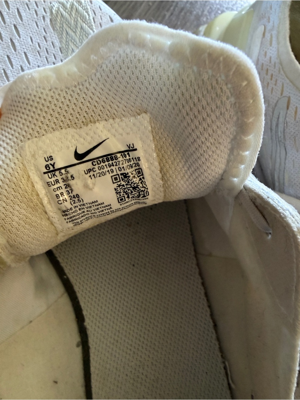 Nike White Youth Knit Running Shoes - Picture 4 of 6